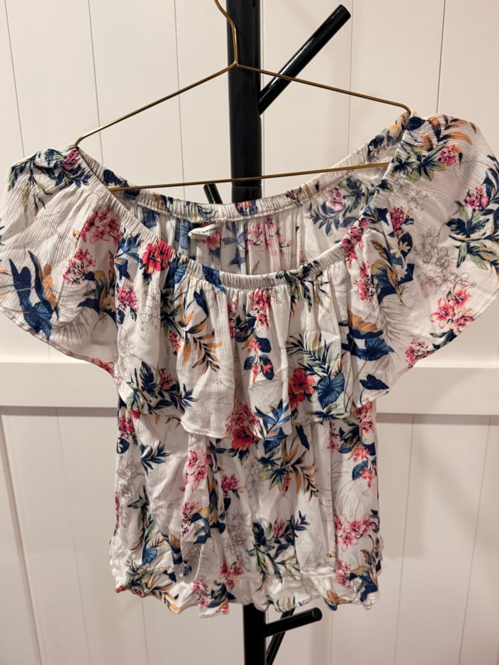 American Eagle Outfitters White Floral Off-Shoulder Crop Top
